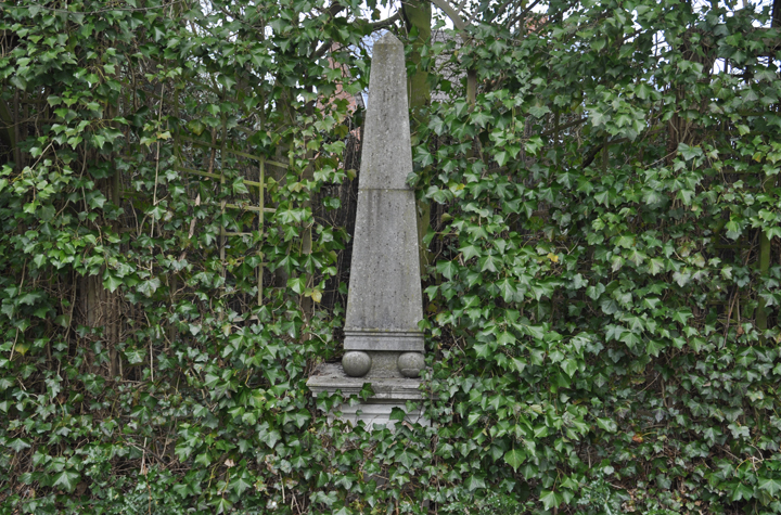 Luc D'Hulst weathered ornament 20 - Obelisk op sokkel