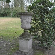 Luc D'Hulst weathered ornament 15 - Florentine urn en sokkel