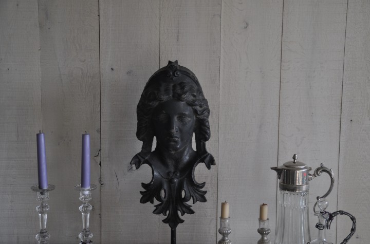 Gietijzeren masker op voet ca. 1920