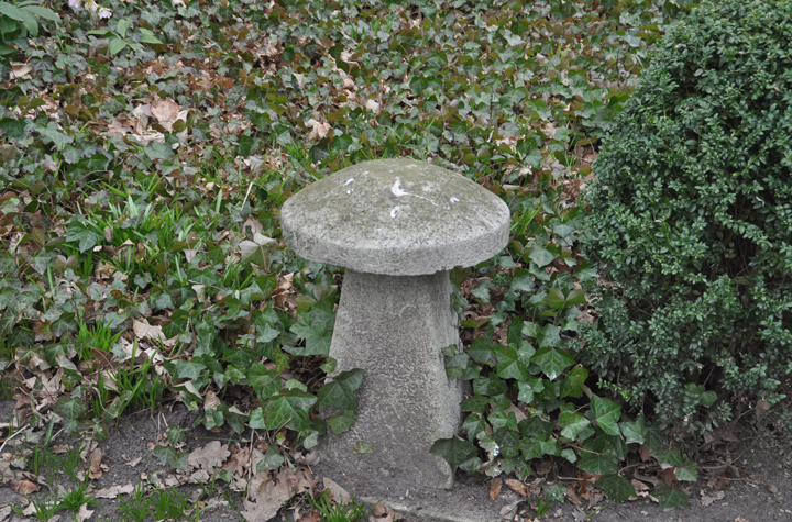 Luc D'Hulst weathered ornament 21 - Paar staddle Stones Luc D'Hulst weathered ornament 21 - Paar staddle Stones