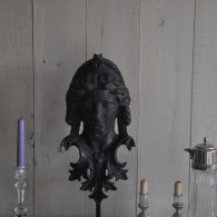 Gietijzeren masker op voet ca. 1920 Gietijzeren masker op voet ca. 1920