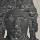 Gietijzeren masker op voet ca. 1920: detail 3