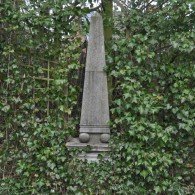 Luc D'Hulst weathered ornament 20 - Obelisk op sokkel Luc D'Hulst weathered ornament 20 - Obelisk op sokkel